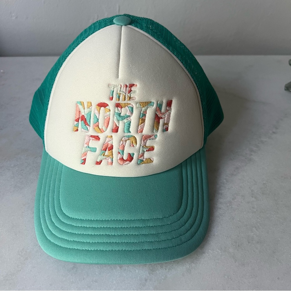 North face Embroidered Trucker Hat Teal off White